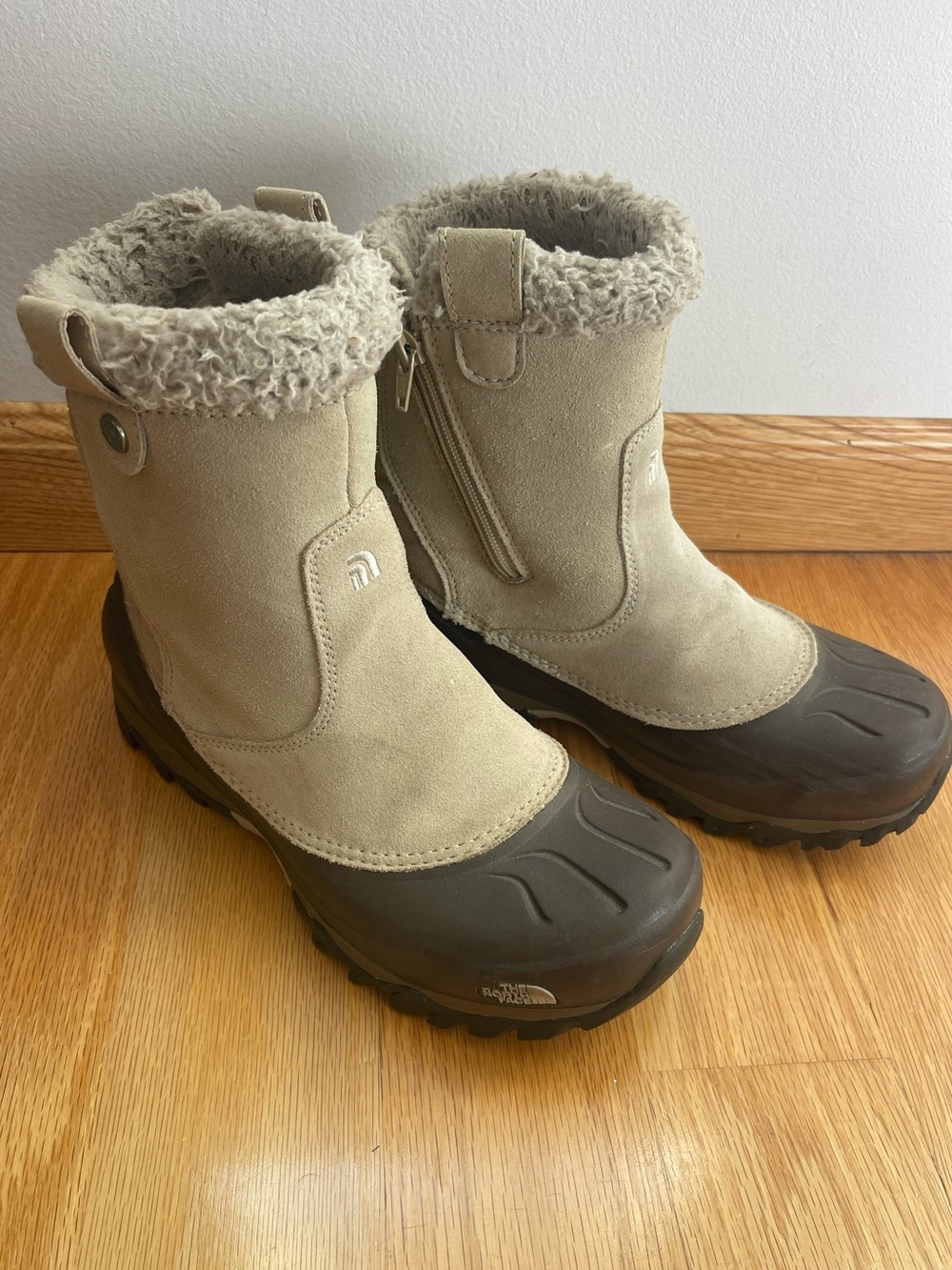 The North Face Women’s Heatseeker waterproof snow boots size 8
